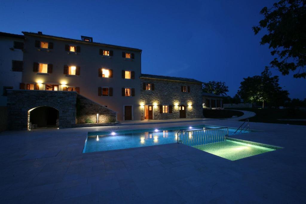 Villa Poropati, Groznjan, Istria - Luxury Countryside Estate For Up To 19 Persons - Large Pool Of 80M2 With Kids Section Стая снимка