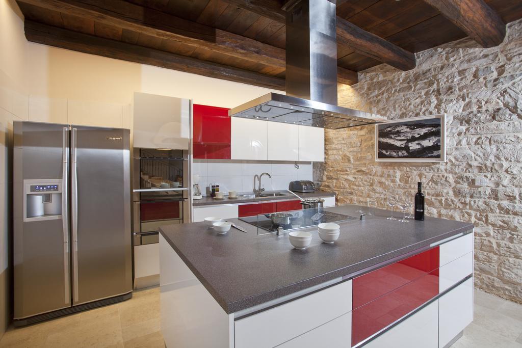 Villa Poropati, Groznjan, Istria - Luxury Countryside Estate For Up To 19 Persons - Large Pool Of 80M2 With Kids Section Екстериор снимка