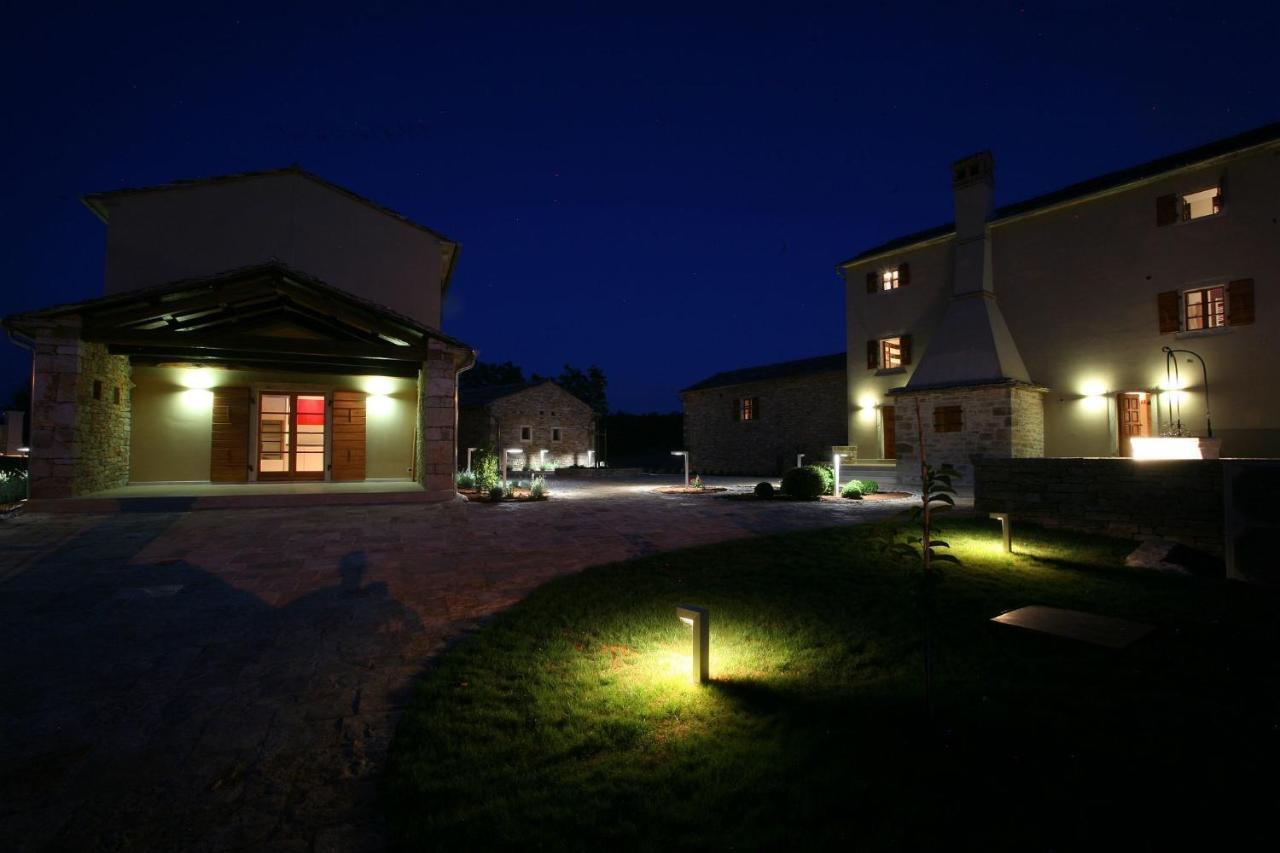 Villa Poropati, Groznjan, Istria - Luxury Countryside Estate For Up To 19 Persons - Large Pool Of 80M2 With Kids Section Стая снимка